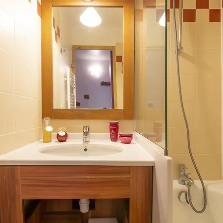 In Out Avec Balcon & Ambiance Cosy - Апартаменти